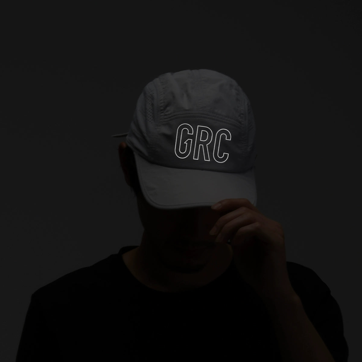 Gorra urbana reflectante con logo